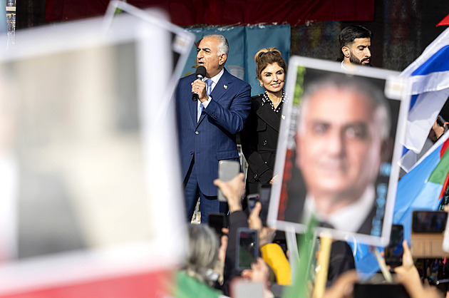 Pahlaví burcuje Íránce k dalším protestům, armáda hrozí ochranou národních zájmů