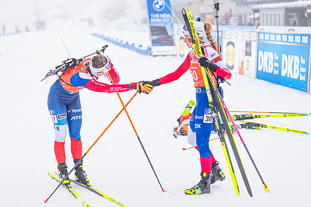 Biatlon ONLINE: Ženy bojují ve štafetě. Charvátová musí na dvě trestná kola