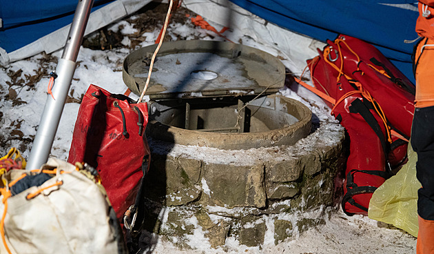 Šťastný konec. Hasiči vytáhli z jeskyně zraněného muže, míří do nemocnice