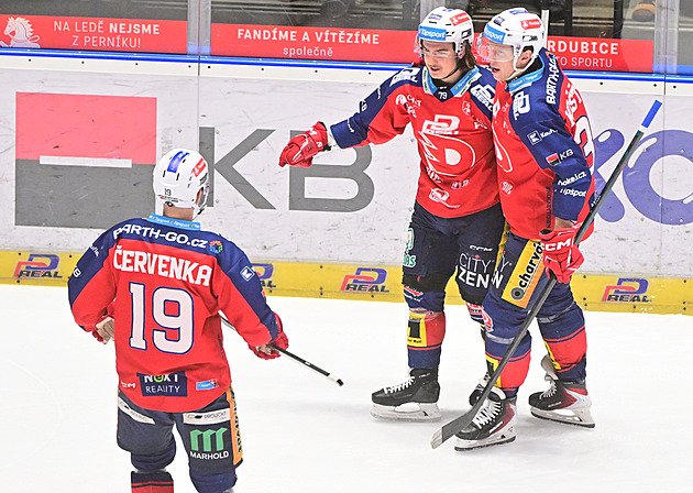 ONLINE: Pardubice i Kladno vedou, Třinec odskakuje. Vary otevírají skóre v derby