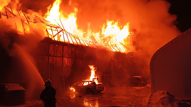 Od požáru auta vzplála na jihu Čech skladová hala s papírem, zasahoval 21 cisteren