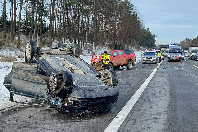 Nehody na Vysočině uzavřely dálnici D1 v obou směrech, na místě jsou zranění