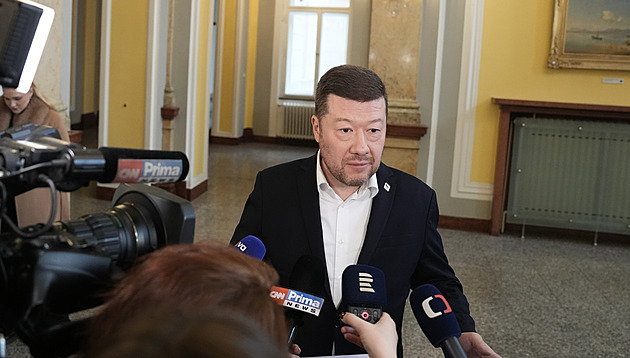 Opozice zkusí sesadit Okamuru. Nemůže vystupovat jako mluvčí Kremlu, řekl Havel