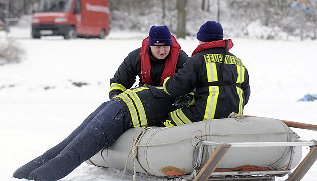 Influencer se natáčel, jak skočí do díry v ledu a vyplave z jiné. Už se nevynořil