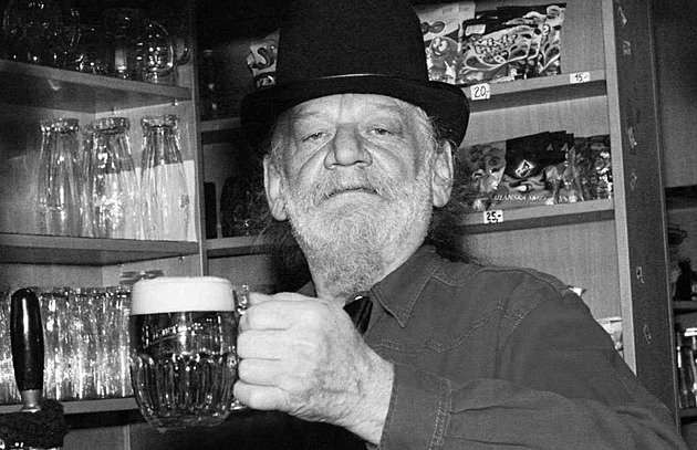 Ksichti už přišli. Zemřel Pavel Pafko Řezáč, legendární technik a barman od Cimrmanů