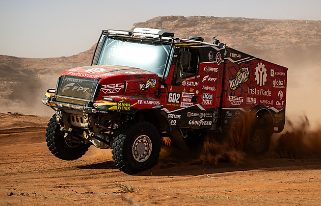 Loprais vyhrál etapu, Prokop skončil na střeše. Čtyři hodiny ztratil i Macík
