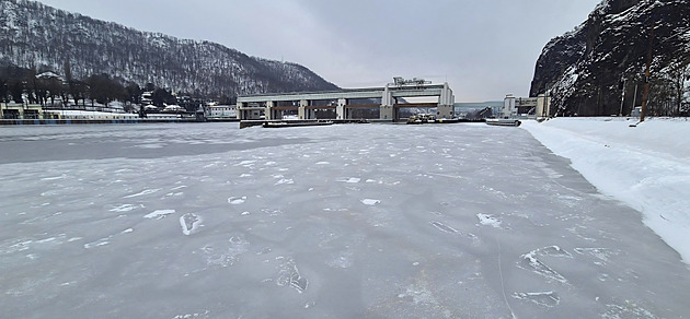 Led na Labi uzavřel vodní cestu od hranic s Německem k Pardubicím