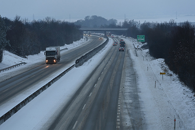 Výstraha před ledovkou trvá, silnice napříč republikou jsou však zatím sjízdné