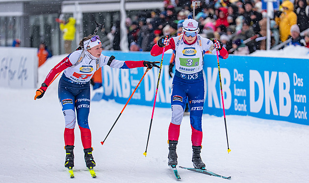 Biatlon ONLINE: Poslední štafeta před olympiádou. Charvátová vleže bezchybná