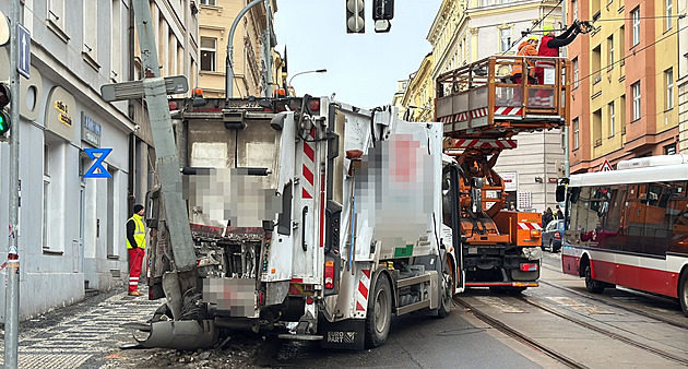 Pokácený sloup, stržená trolej. Popelářský vůz zastavil tramvaje na Žižkově