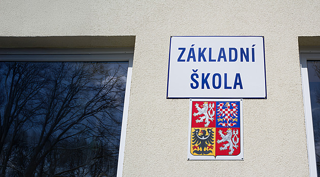 Žáci plnili výzvu ze sociální sítě. Škrtili se tak dlouho, až jeden omdlel