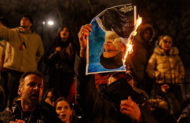 „Okamžitě opusťte Írán.“ USA vyzvaly své občany k evakuaci, vylidňují také základny