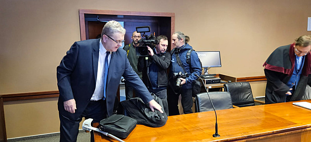 Napadení Babiše berlí znovu řeší soud. Žalobce žádá i peněžitý trest, obžalovaný vinu odmítá