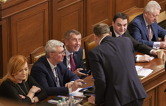 Před hlasováním o důvěře Babišově vládě poslanci jednají rekordně dlouho