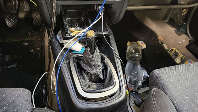 Policisté zastavili pojízdný vrak s platnou technickou, na autě našli 21 závad