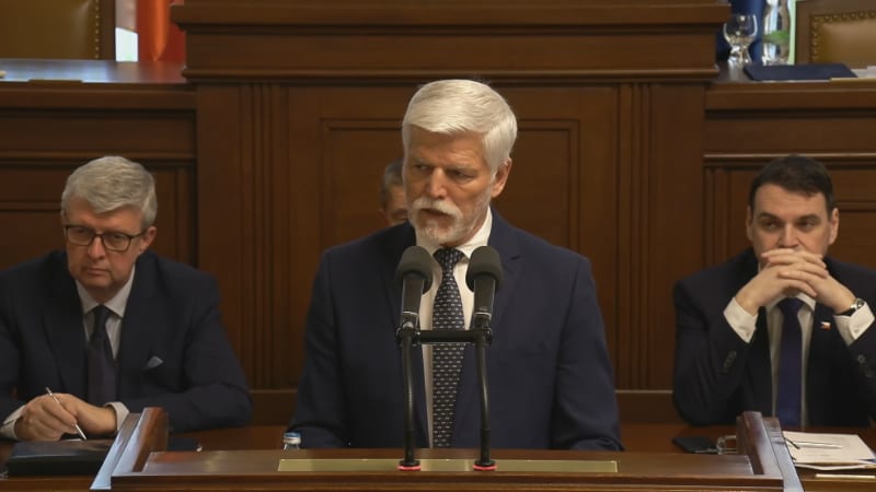 Pavel ve Sněmovně: Nemůžeme jen doufat v mír, obranné výdaje musí růst. Zastal se neziskovek
