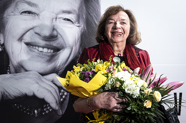 Na premiéru filmu o Livii Klausové přišli v Praze Zeman, Bohdalová či Schillerová