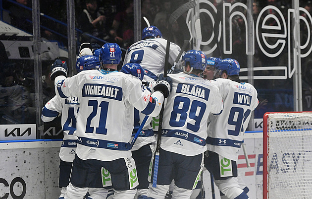 Třinec a Vary jsou ve čtvrtfinále extraligy. Kladno zdolalo Spartu, slaví i Kometa