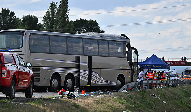Srážka autobusu a dalších aut na dálnici D2 u Rebešovic si vyžádala dva zraněné