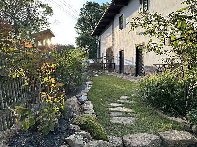 Túje a trávník byly omyl, zahrada po babi a dědovi znovu dostává vesnický ráz