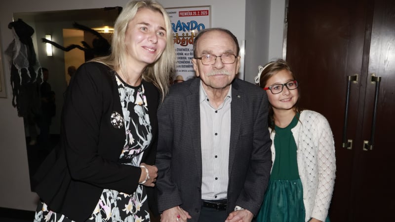 Uhlíř už po infarktu na koncertech nezpívá. Nosí papírek s adresou, oporu má v manželce