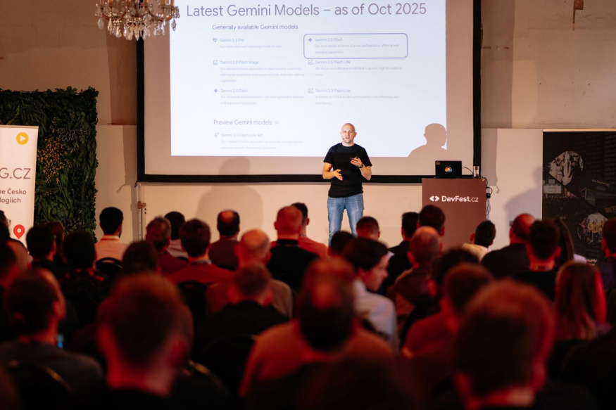 Případ podzimu se otevírá: DevFest.cz 2026 přináší do Uhelného Mlýna světové řečníky a film-noir záhadu