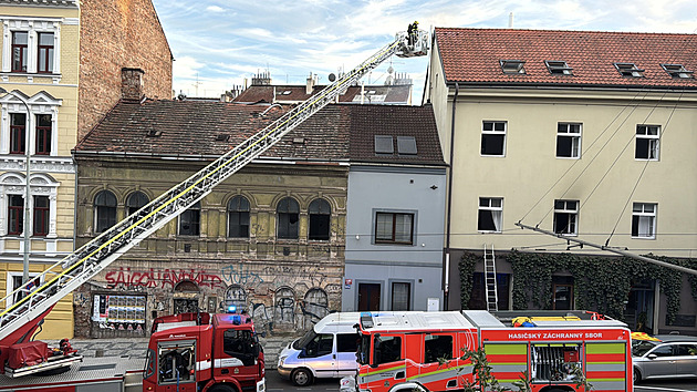 Požár v domě na pražských Vinohradech. Hasiči evakuovali lidi, ulice byla uzavřena