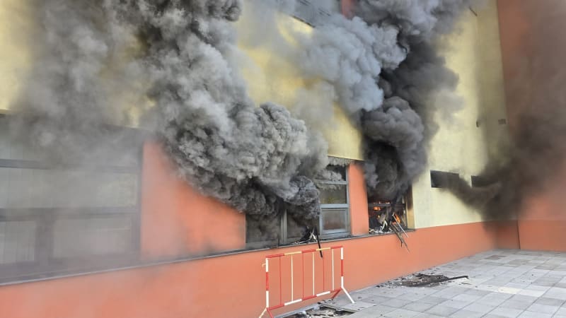 Na pražské Dědině hořela samoobsluha. Z oken se valil černý dým, evakuovali desítky lidí