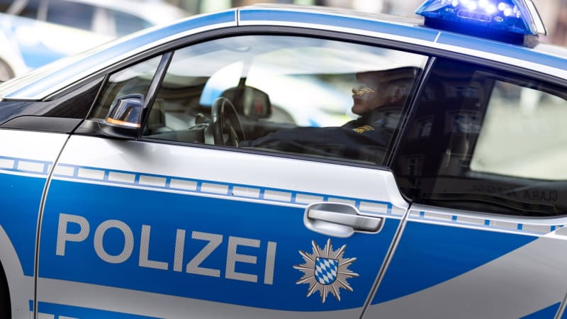 Policejní manévry: Muž zastřelil v Bavorsku úředníka a zabarikádoval se. Zasahuje obrněný vůz