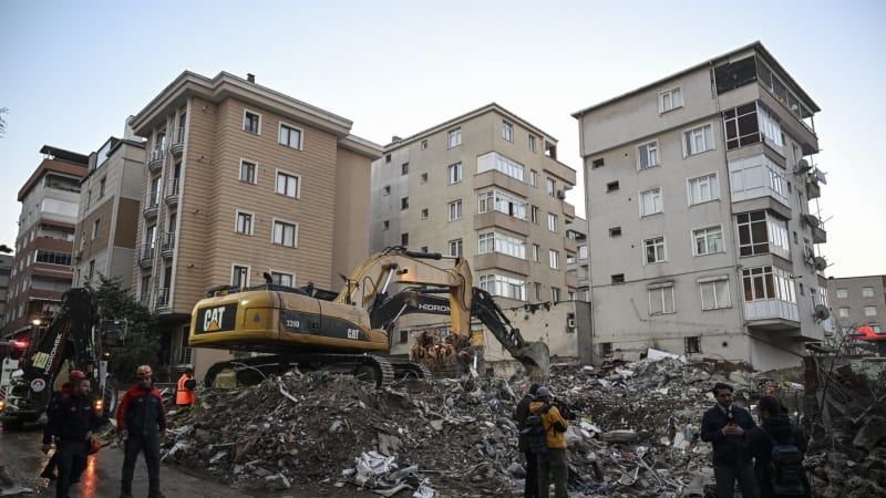 Tragická nehoda: Trosky domu pohřbily v Istanbulu pět lidí, včetně tří dětí